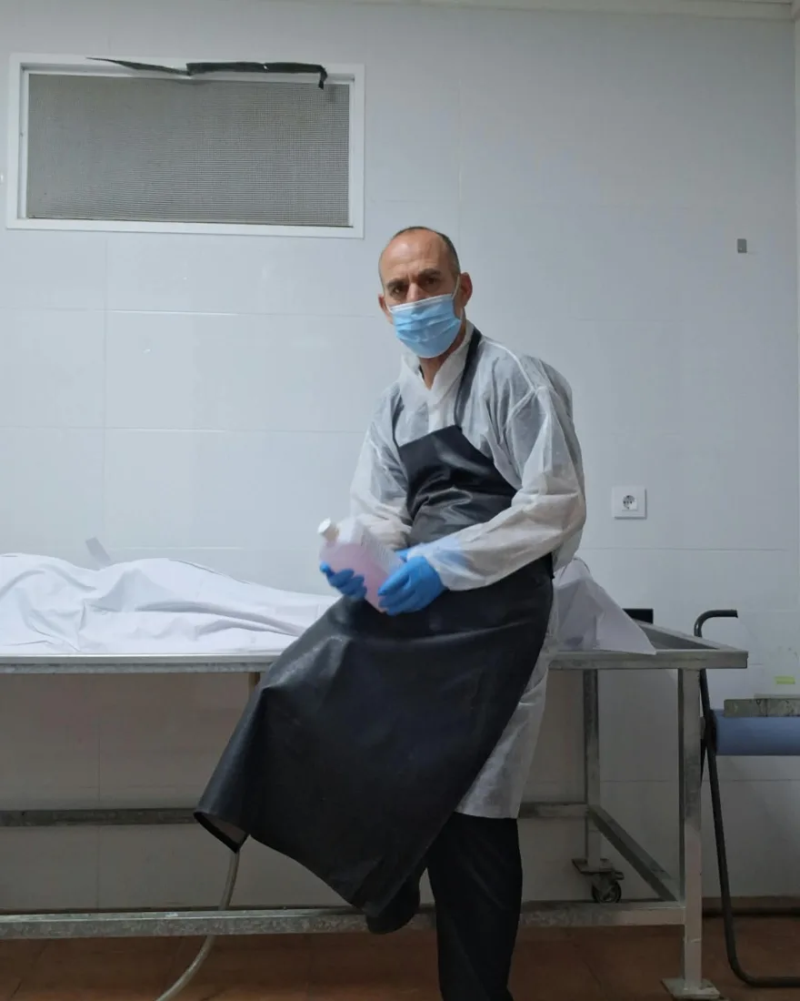 Jesús Chacón Espín, técnico tanatopractor, en una sala de tanatopraxia