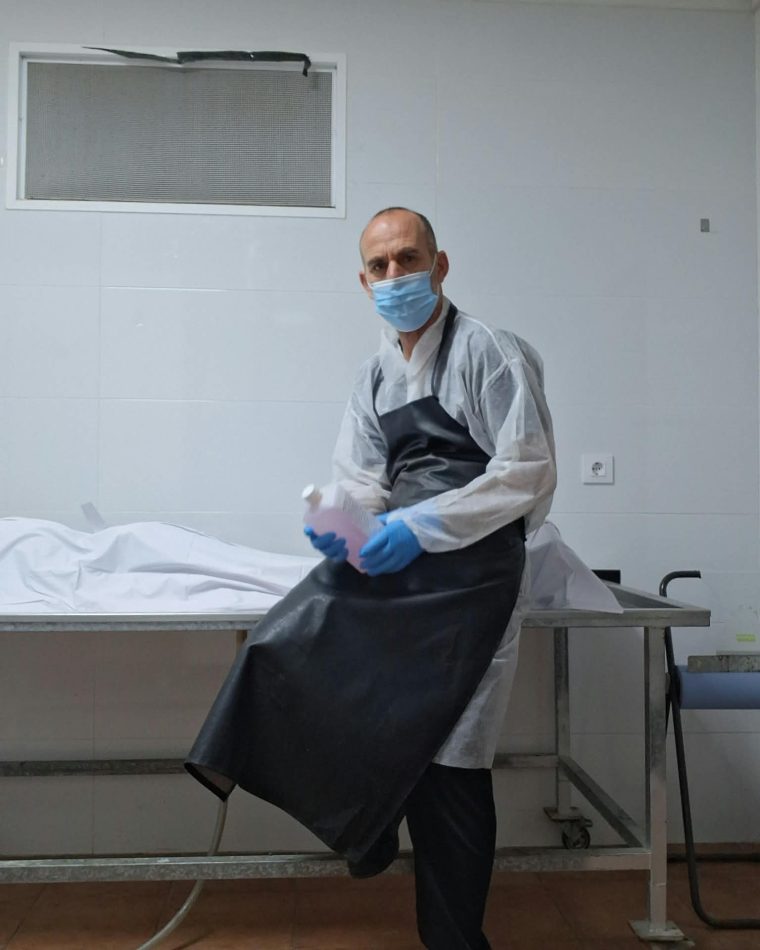 Jesús Chacón Espín, técnico tanatopractor, en una sala de tanatopraxia